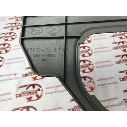 Накладка передньої лівої стійки нижня Kia Sorento 2002-2009 858753E000